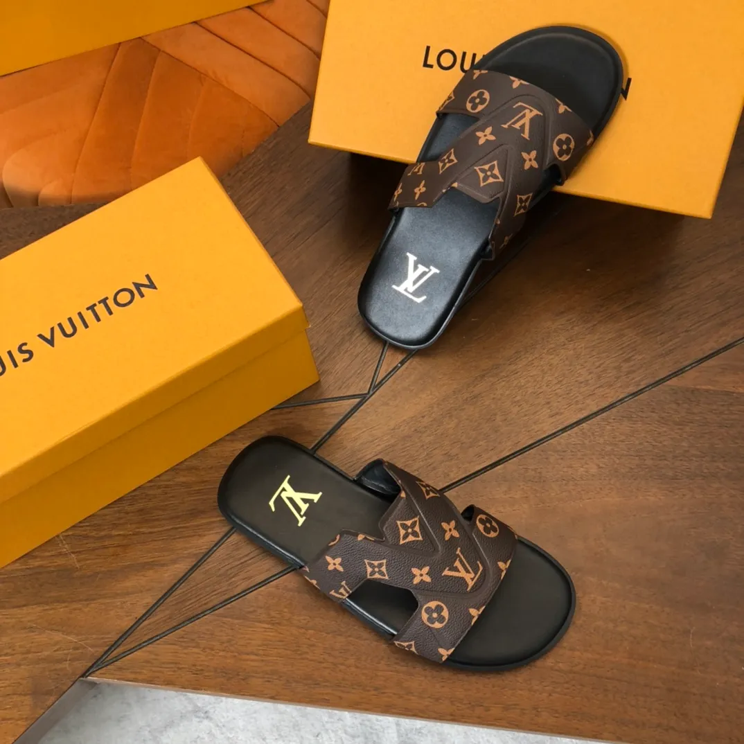 Factory price: 270💰LV counters are selling new brand luxury men's slippers, casual, loose and comfortable. The must-have model in the picture above [Happy][Happy], multiple colors available Size: 38-44, customized 45